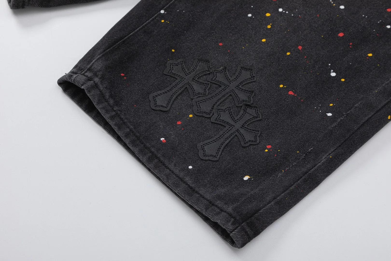 KE927#P180 The only correct leather label version on the market Chrome Hearts CH Cross embroidery distressed jeans Top ceiling quality 100% correct version The correct version is here!  Believe me this must be the best quality you will ever come across! ! Excellent value for money! !  Styles with different washes and textures are very friendly to people with thin legs and thick legs. The straight version is very flattering to the shape of the legs. The moderate length is timeless and easy to match. It is the basis of various styles and a must-have in the wardrobe! ! Add a little stacking to easily control the clean fit trend that has exploded this year. The fabric is stiff but also makes the upper body soft without losing texture. The sides and cuffs of some styles have a bone-wash effect. The vintage flavor pops up all at once. It’s really hard not to love it! ✅Correctly customize the Croxin metal leather label on the back panel. It is not sold directly with the cross on the finished jeans. 1:1 copying strives for excellence and the details are perfectly grasped. ✅The cross leather label is clear and smooth. Exquisite turning top craftsmanship. ✅Buttons, zippers and hardware are all customized versions of the Croxin LOGO. ✅High-cost washing process. Size: 28 30 32 34 36 (5 sizes)